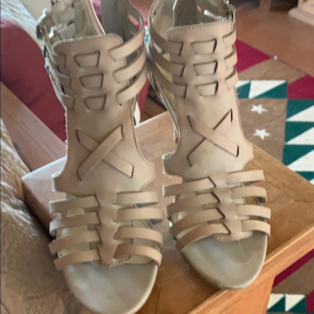 Nice cream color heel 3inch heel